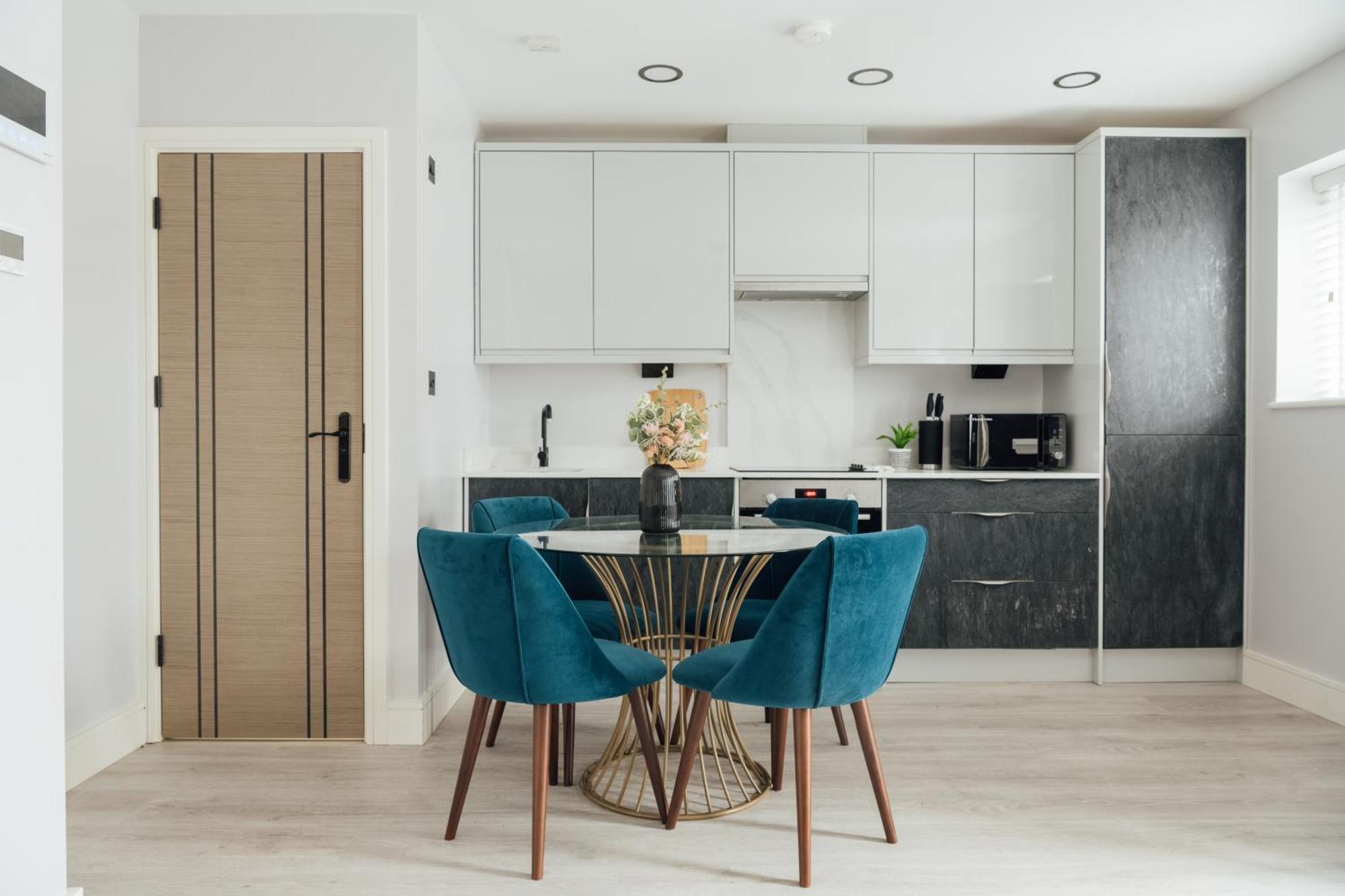 Inviting 2 Bedroom House In Apartment *